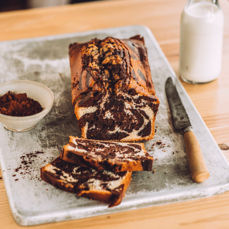 découpe d'un marbré moelleux au chocolat