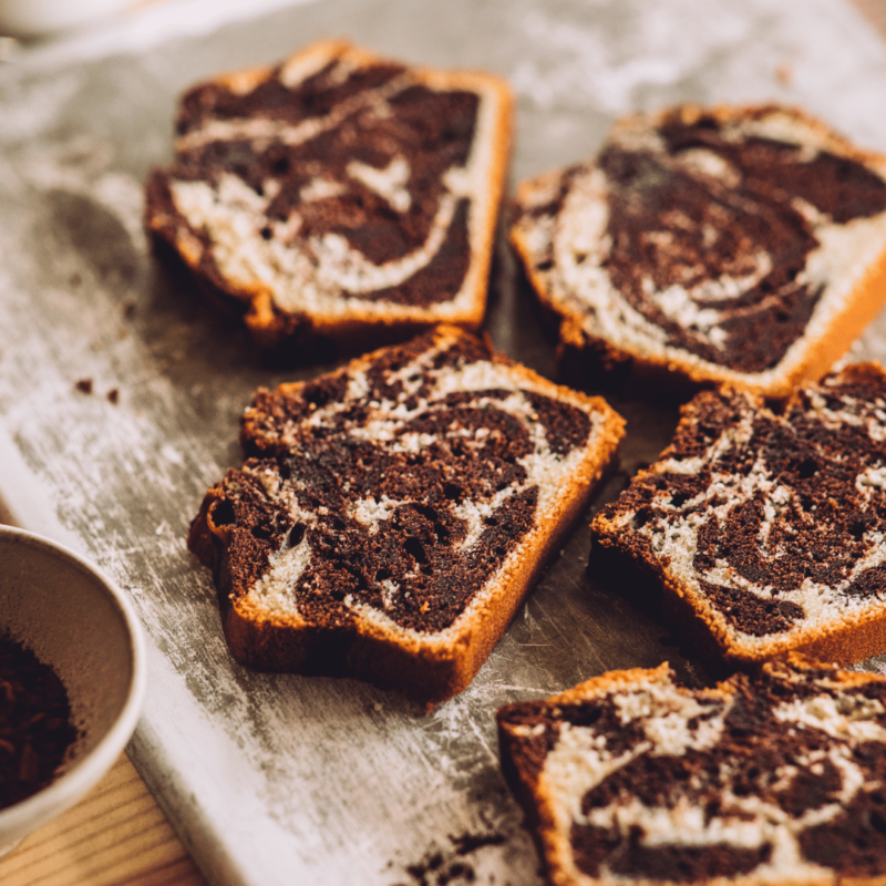 tranches de cake marbré au chocolat